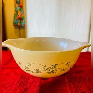 Vintage Pyrex 1.5qt Cinderella Bowl